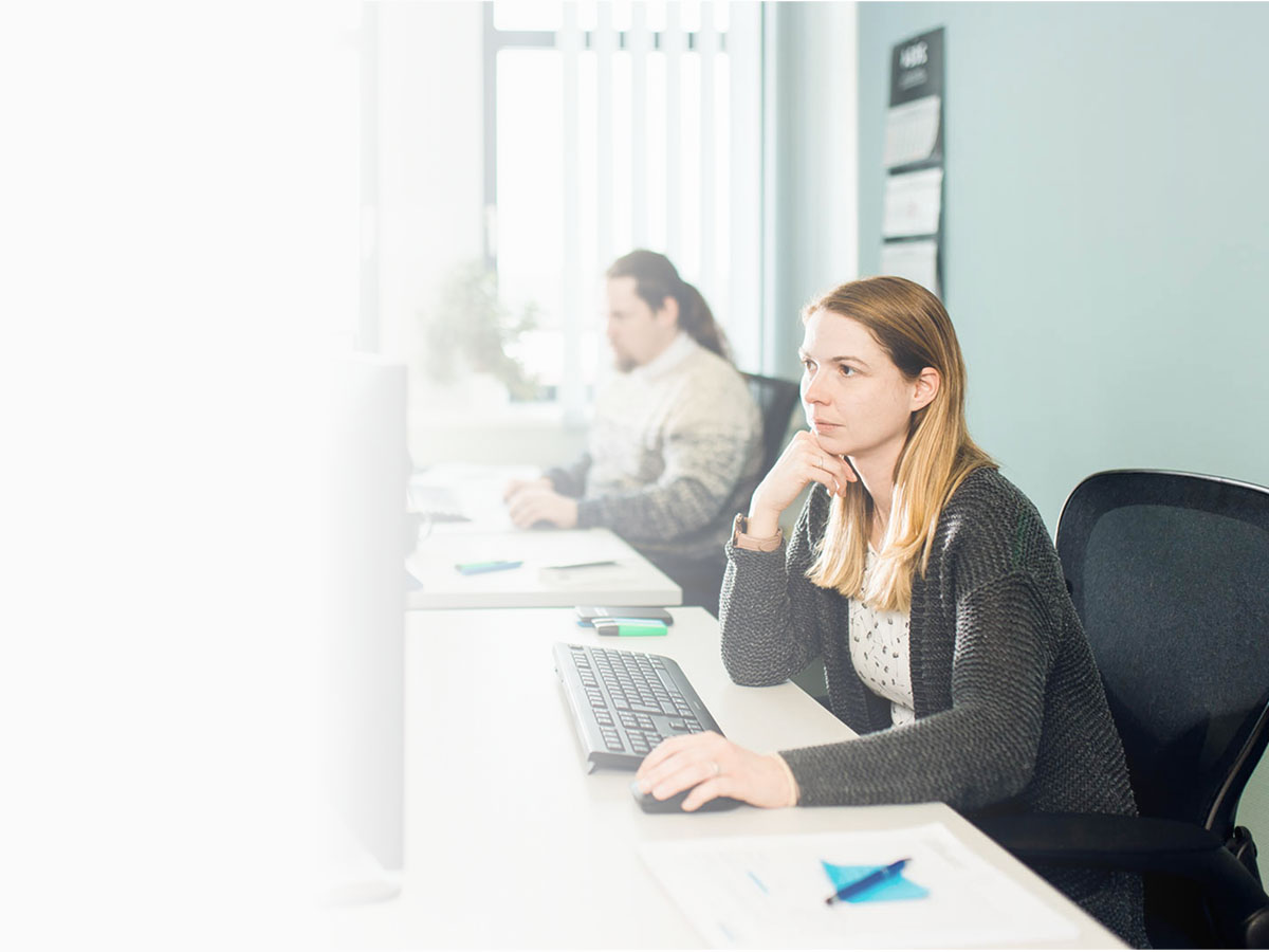 Steuerbüro Potsdam panorama Mitarbeiterin am Schreibtisch vor Monitor